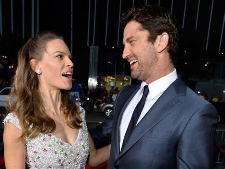 Gerard Butler watching Hilary Swank read a note in "P.S. I Love You."