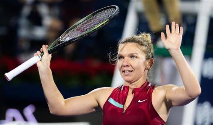 Simona Halep accepts the applause