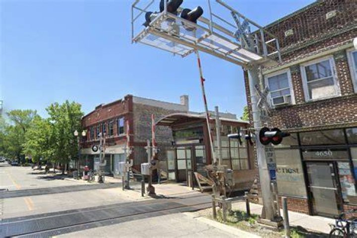 Woman dies after touching 3rd rail on Brown Line tracks